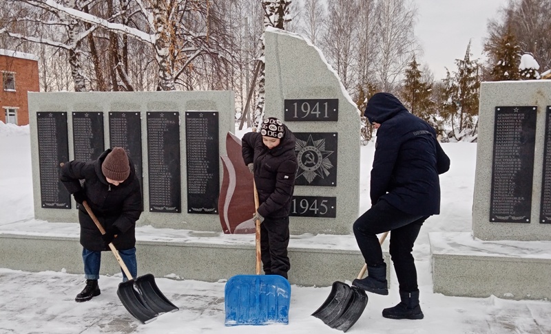 Уборка снега у памятника 13.01.2022