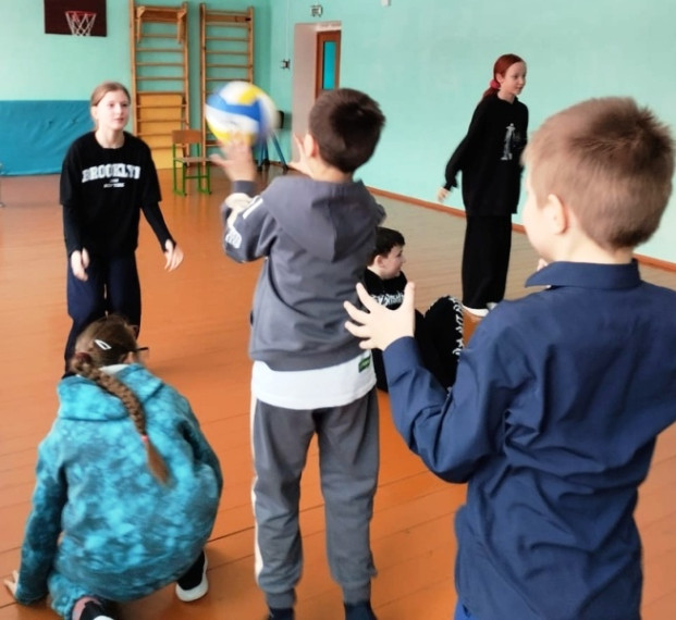 Спортивная игра "Быстрее! Выше! Сильнее!".